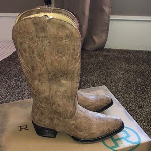 Roper Riley tan cowgirl boots NWT IN BOX! Size 6.